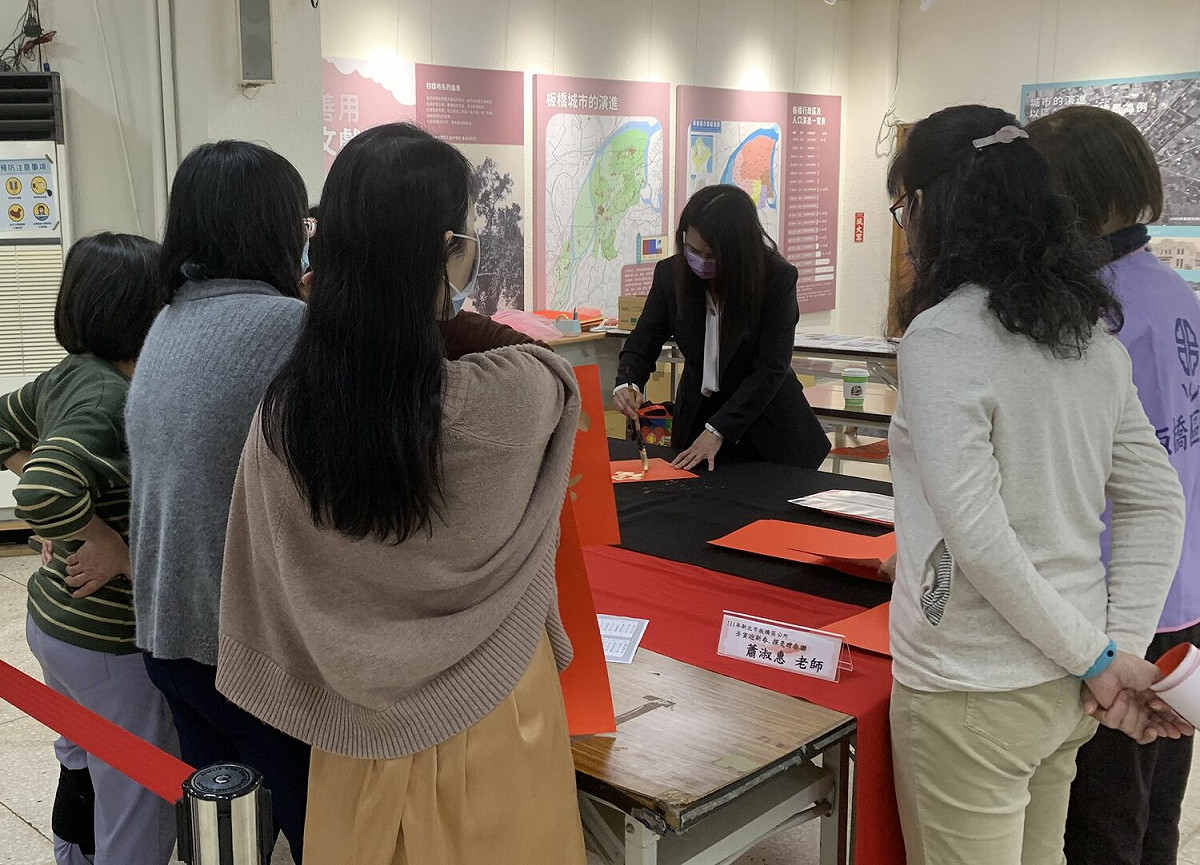民眾排隊索取書法老師揮毫春聯(111年資料照片)。 圖：板橋區公所提供