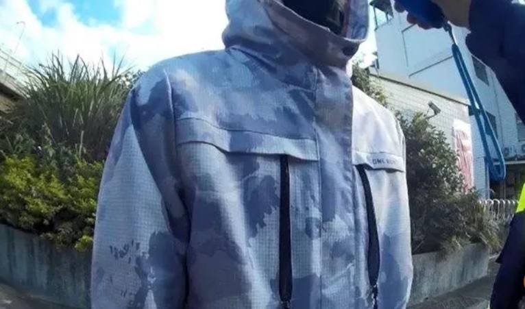 新北蔡姓男子酒駕開到睡著，造成後方車輛回堵，警方上前敲打車窗盤查後竟還加速逃逸。 圖:翻攝畫面