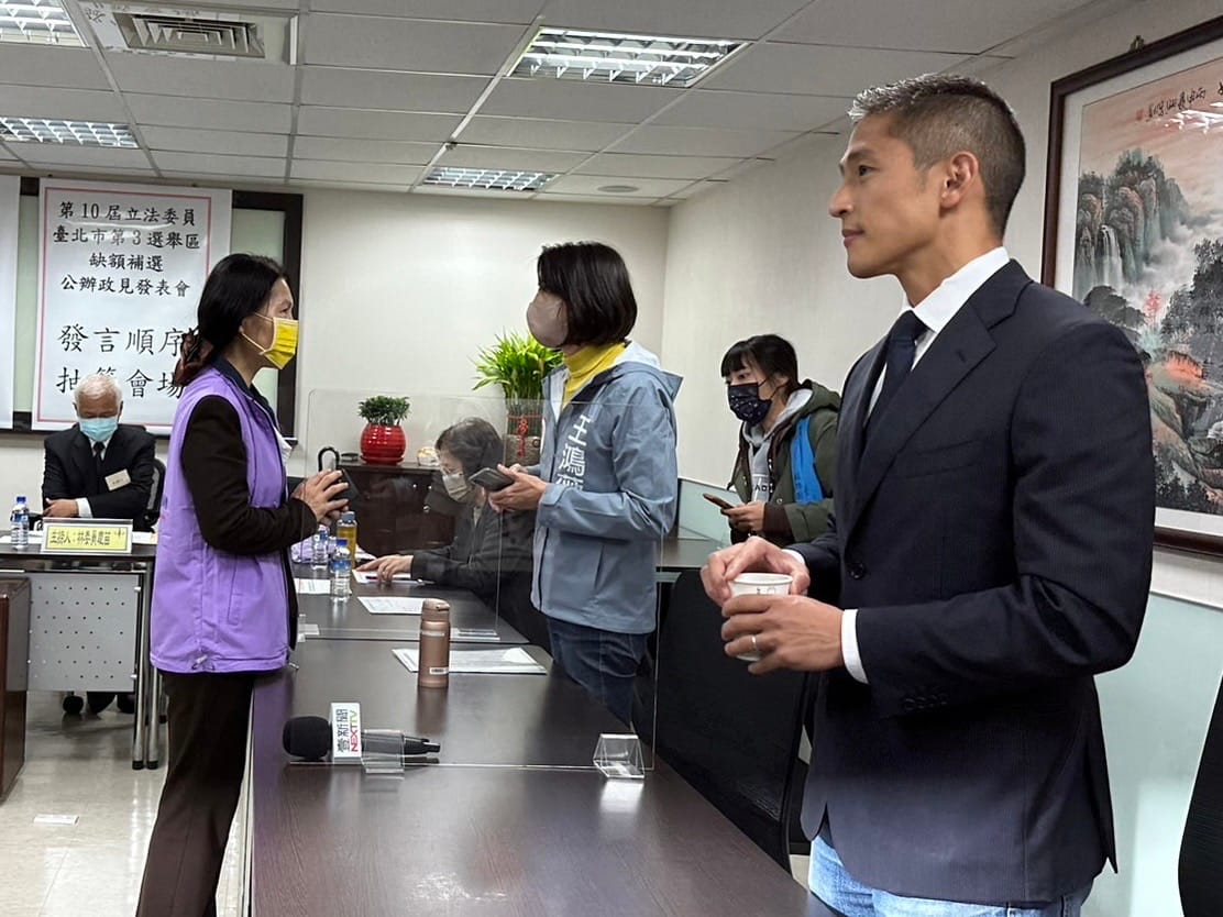 台北市第三選區立委補選公辦政見發表，國民黨候選人王鴻薇向北市選委會抱怨為何台灣國抗議選委會卻沒作為。 圖：周煊惠 / 攝