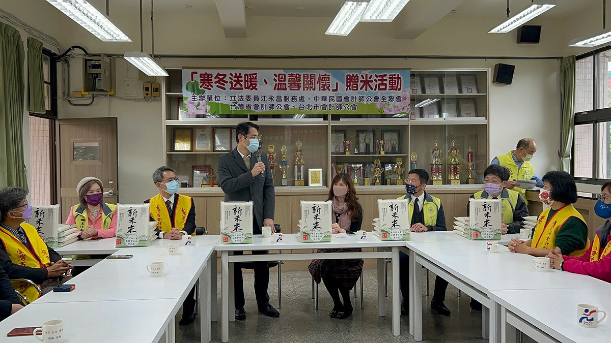 興南國小白米捐贈活動。 圖：江永昌辦公室提供