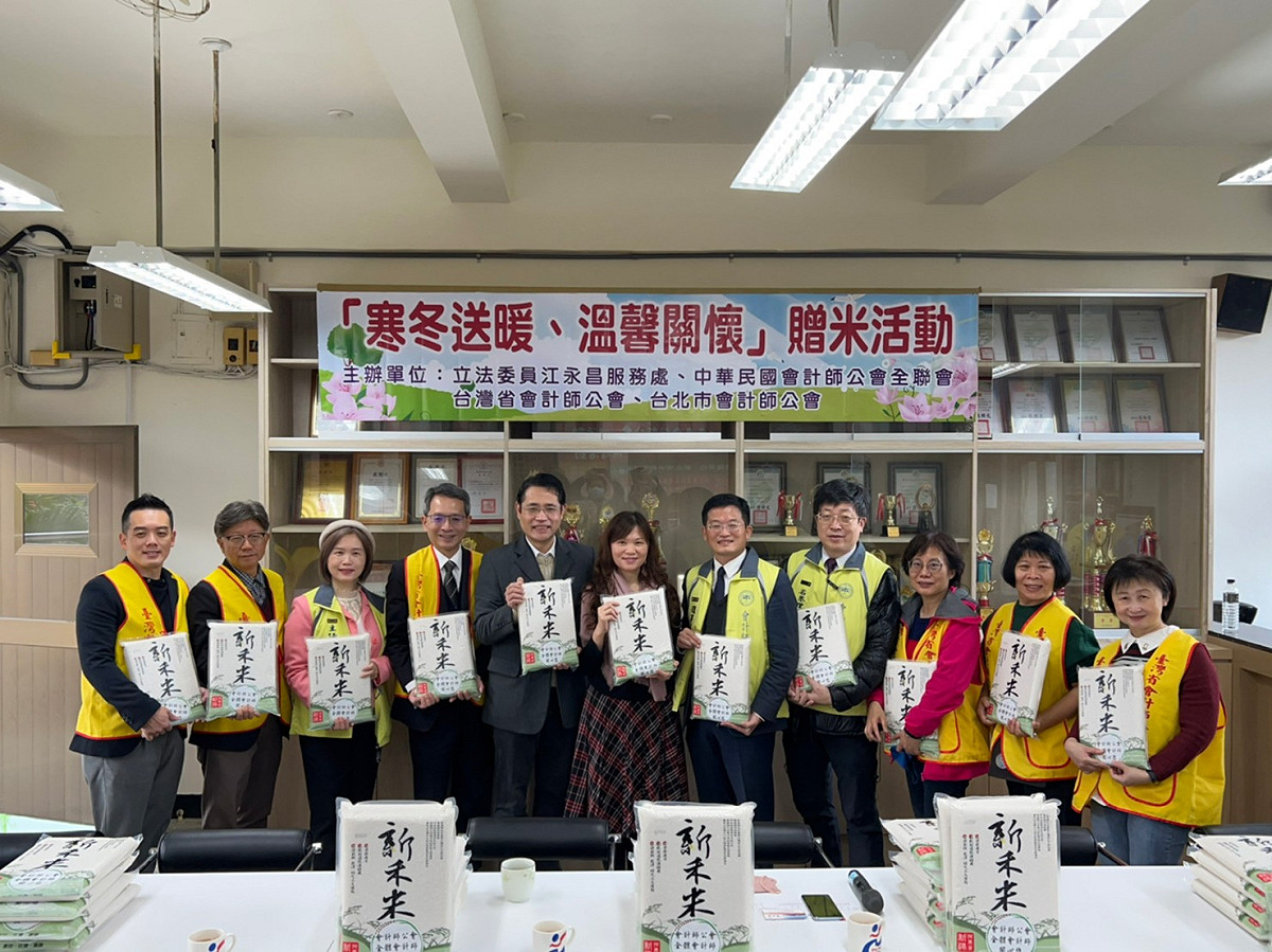 江永昌表示，今日捐贈的白米也將會分配到中和區總共10間的小學內，藉由校園的力量將物資準確地傳遞到需要的家庭。 圖：江永昌辦公室提供
