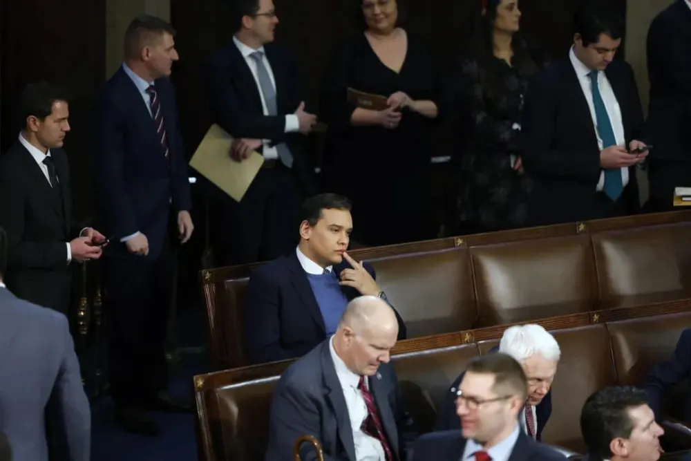 美國聯邦眾議院議員桑托斯（George Santos，圖中藍色毛衣男子）遭各界排擠，也沒人要跟他講話，仍堅持在3日上任就職。 圖：翻攝自環球人物