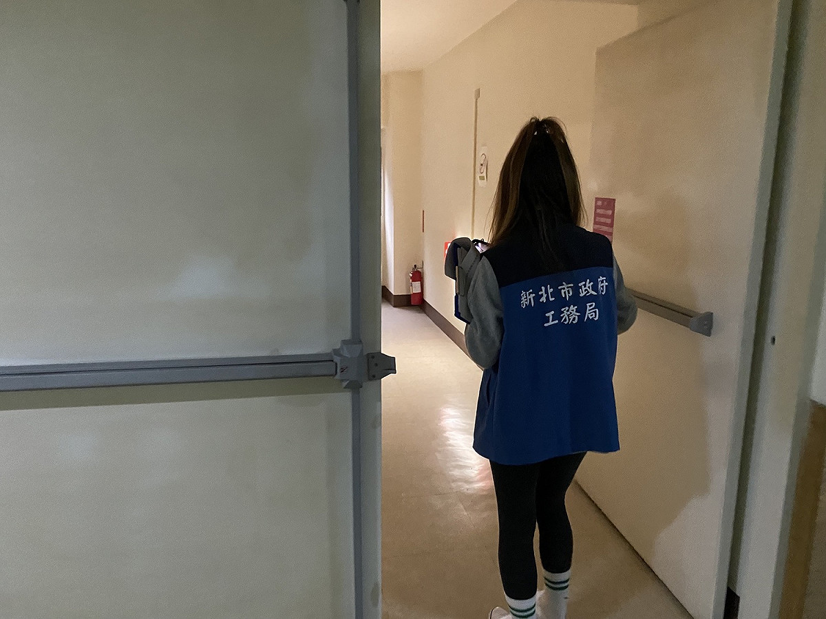 工務局針對已完成稽查的3處涉有防火門無法閉合等公安缺失事項，皆已依建築法規定裁罰，並要求場所皆已改善完成。 圖：新北市工務局提供