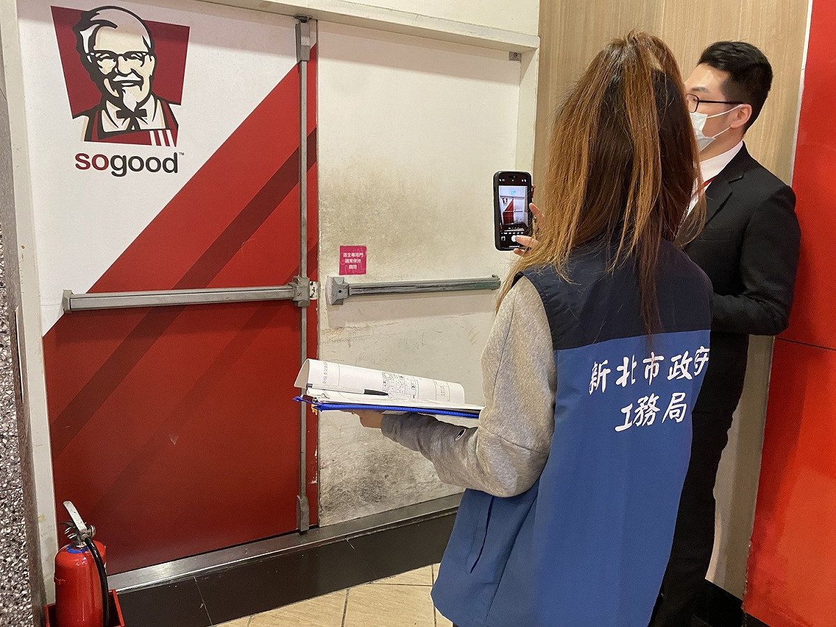 為了市民能在安全的環境安心採買，工務局自去(2022)年底至昨(3)日，陸續針對轄內56處大型賣場加強稽查，目前已完成53處稽查，預計1月13日前整體稽查完畢。 圖：新北市工務局提供