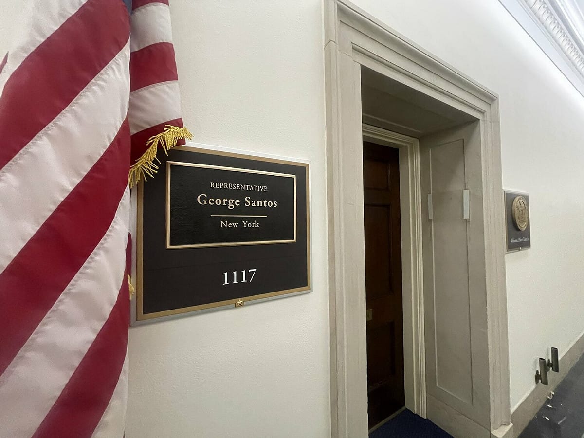 美國聯邦眾議院議員桑托斯（George Santos）辦公室已掛上名牌。 圖：翻攝自推特