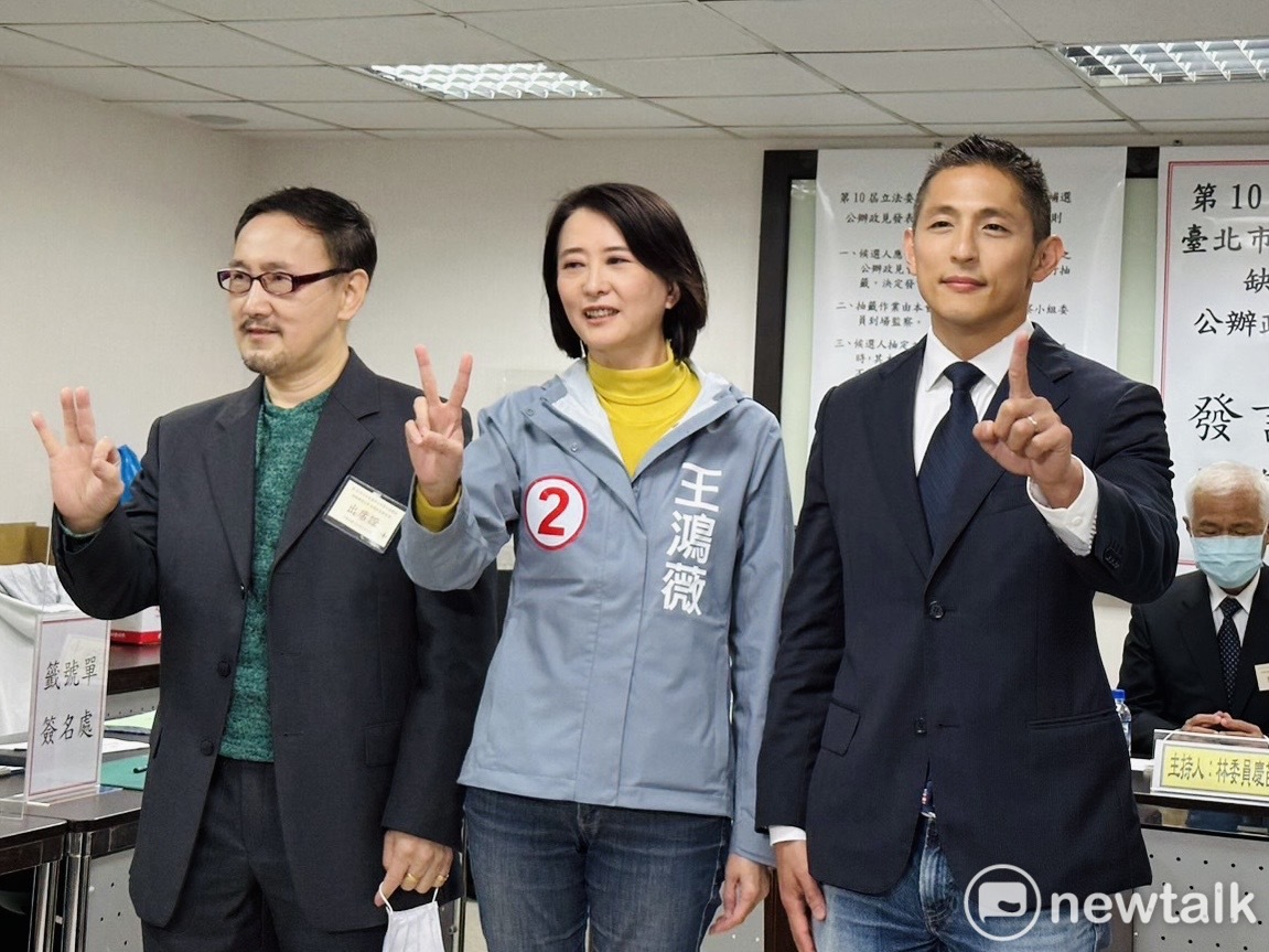 台北市第三選區立委補選公辦政見會，民進黨候選人吳怡農（右起）、國民黨候選人王鴻薇、無黨籍候選人蕭赫麟。 圖 : 周煊惠/攝