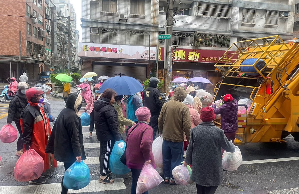 桃園市環境清潔週從1月14日至20日，環保局各區清潔隊即日起加派人力，協助處理大型廢棄物或家具。 圖：桃園市環保局/提供
