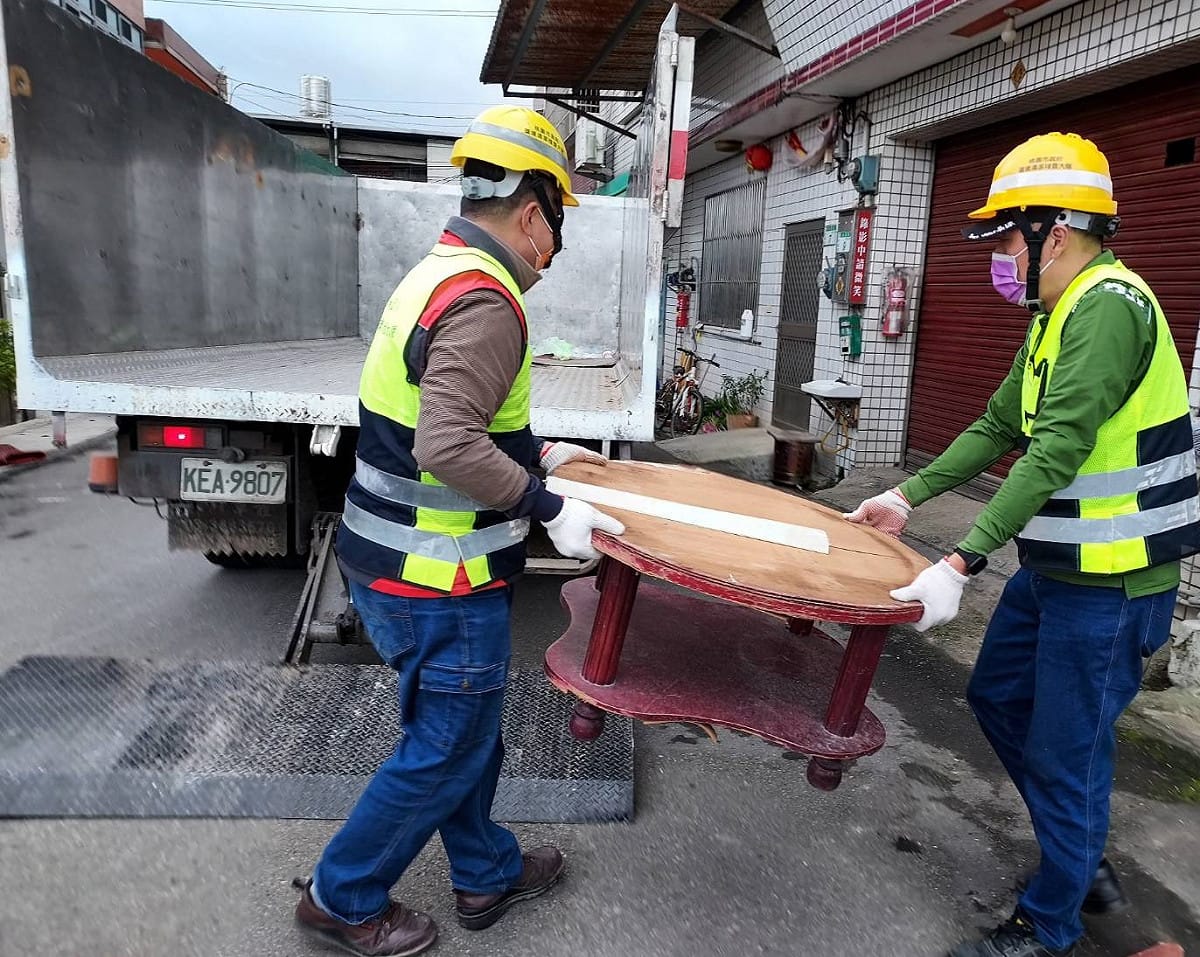 大型廢棄家具或家電須先向各區清潔隊預約載運。 圖：桃園市環保局/提供