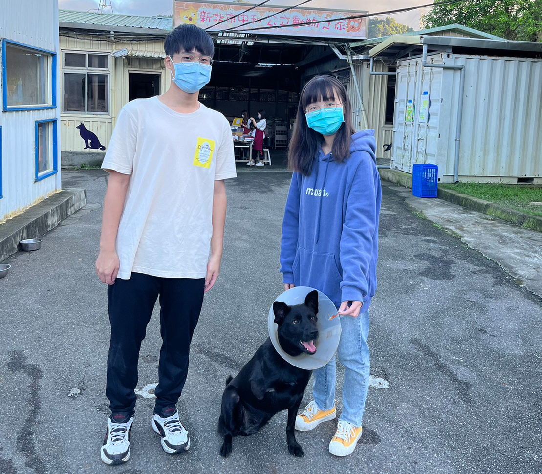 動物之家志工服務時最喜歡和「黑妹」合照。 圖：新北市動保處提供