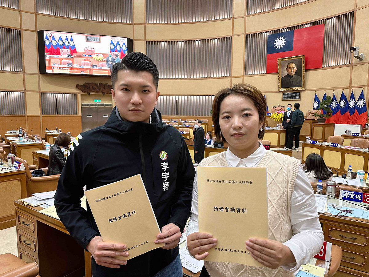 民進黨新科議員黃淑君（右）、李宇翔主張侯友宜到議會專案報告。 圖：市議員黃淑君提供