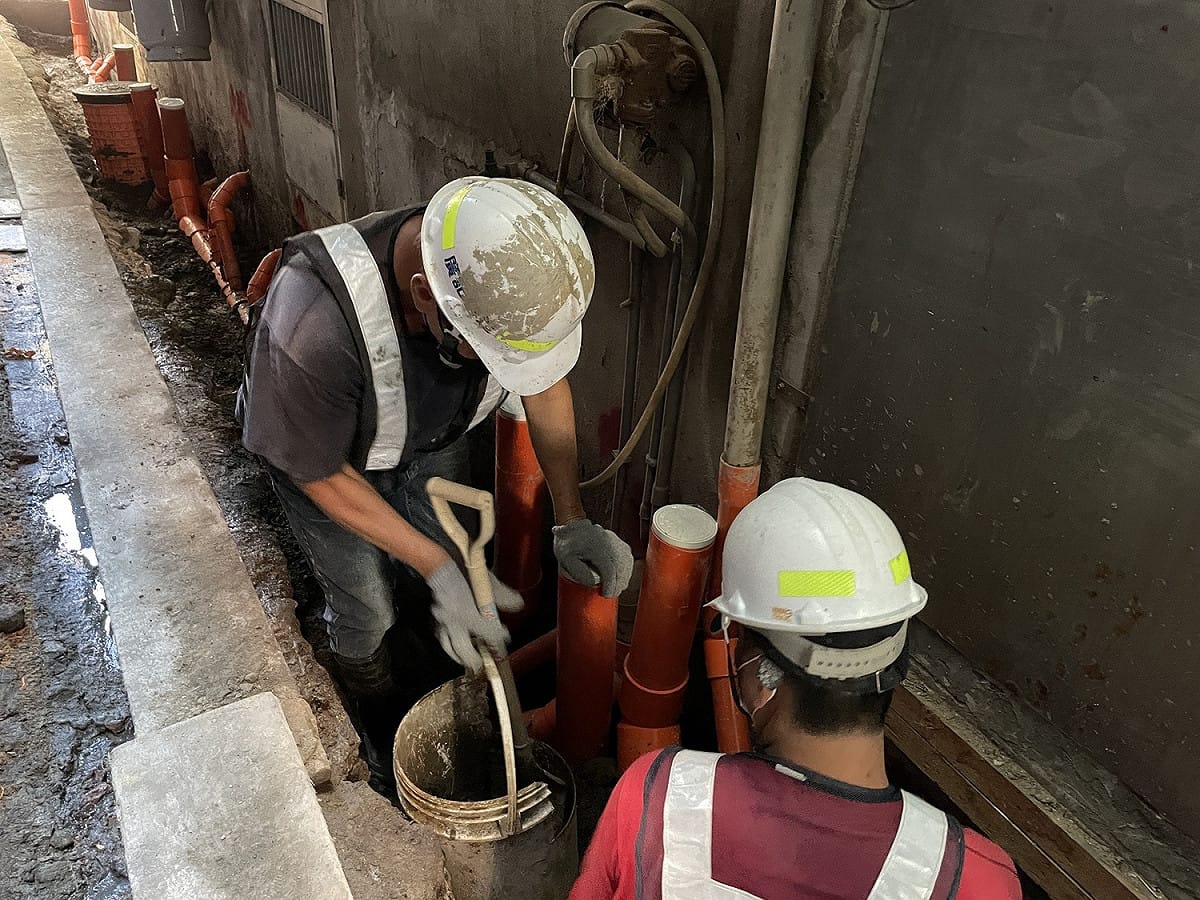 施工人員在後巷接管示意圖。 圖：新北市水利局提供