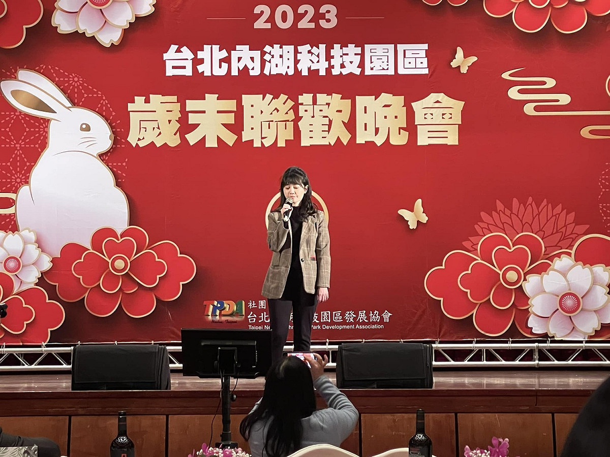 高嘉瑜昨日拋開自己的拿手歌曲「隱形的翅膀」，選擇獻唱歌手陳奕迅的歌曲「孤勇者」獻唱歌手陳奕迅的歌曲「孤勇者」。 圖：取自博銳法律事務所臉書