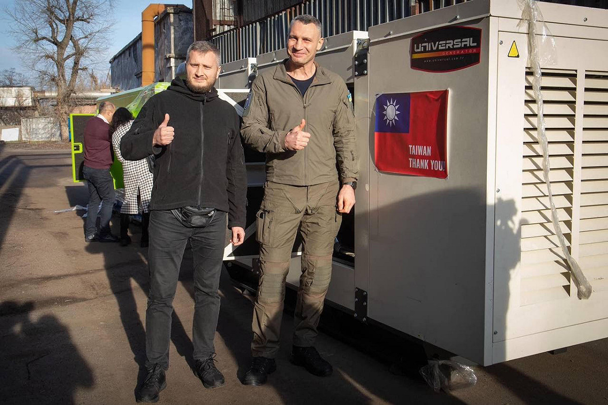 基輔市長克里契科（Vitali Klitschko）親自接收台灣政府捐助該市採購的高功率發電機。 圖：外交部提供