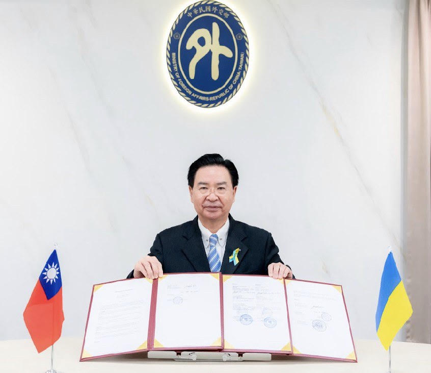 吳釗燮部長與完成簽署的三份MOU合影。 圖：外交部提供