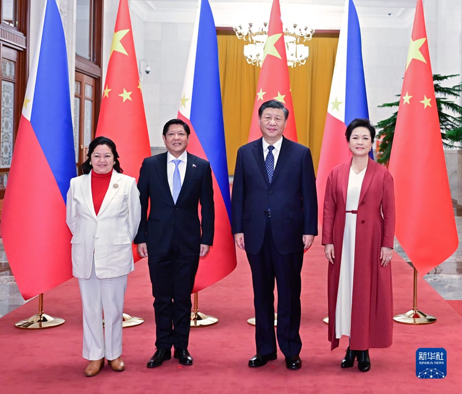 菲律賓總統馬可仕與夫人妻子露易絲訪中，中共領導人習近平和夫人彭麗媛同馬科斯和夫人麗莎合影。 圖：翻攝自新華社