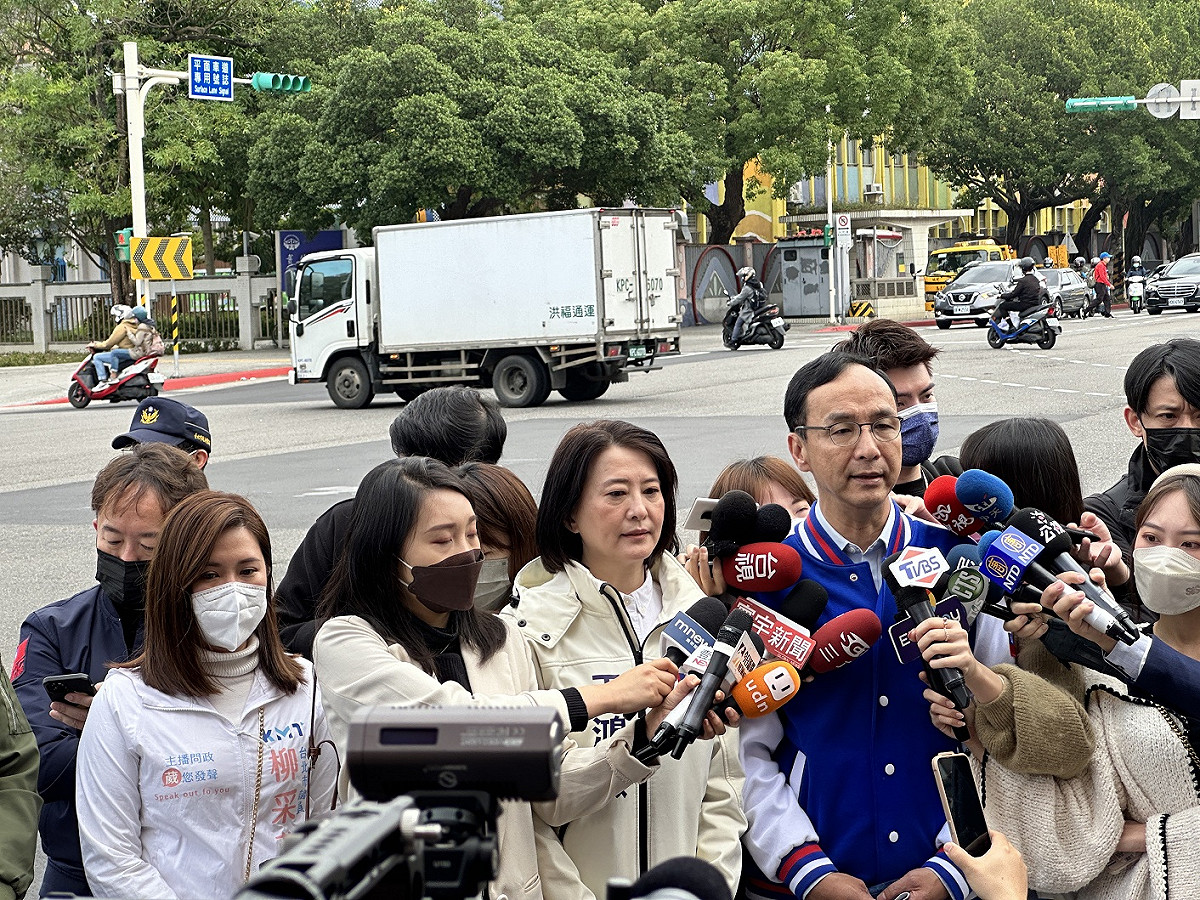 國民黨台北市第三選區立委補選候選人王鴻薇找來國民黨主席朱立倫陪同車隊掃街。 圖：王鴻薇辦公室/提供