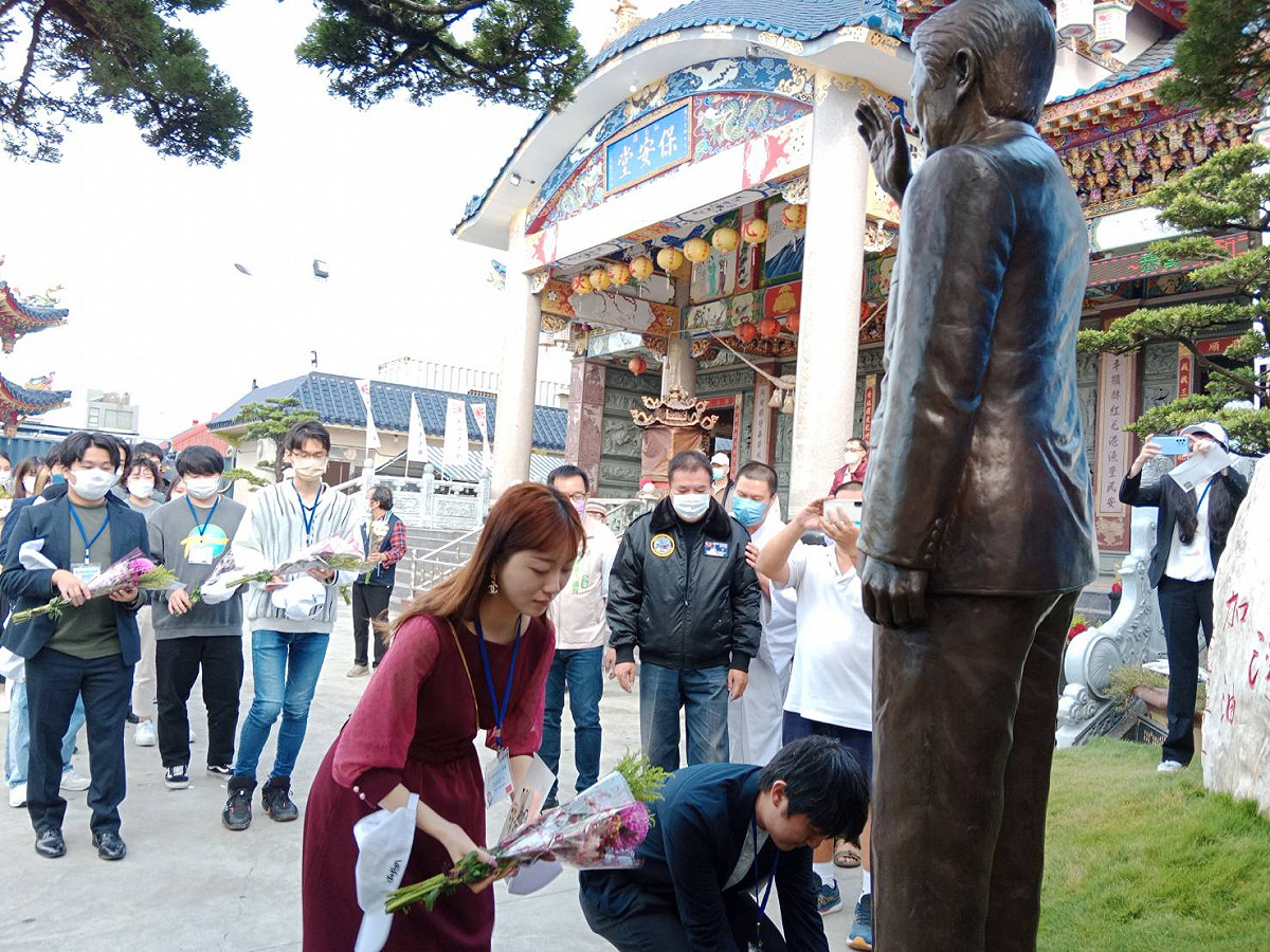 日本留台學生向安倍銅像獻花致意。 圖：孫家銘攝