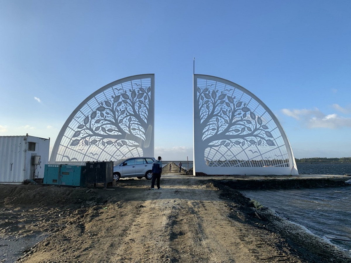 中軸線道路正要進行修復工程，修復完成前為維護民眾安全，會先行架設施工圍籬，並在入口處增設告示。 圖：台南市政府觀光旅遊局／提供