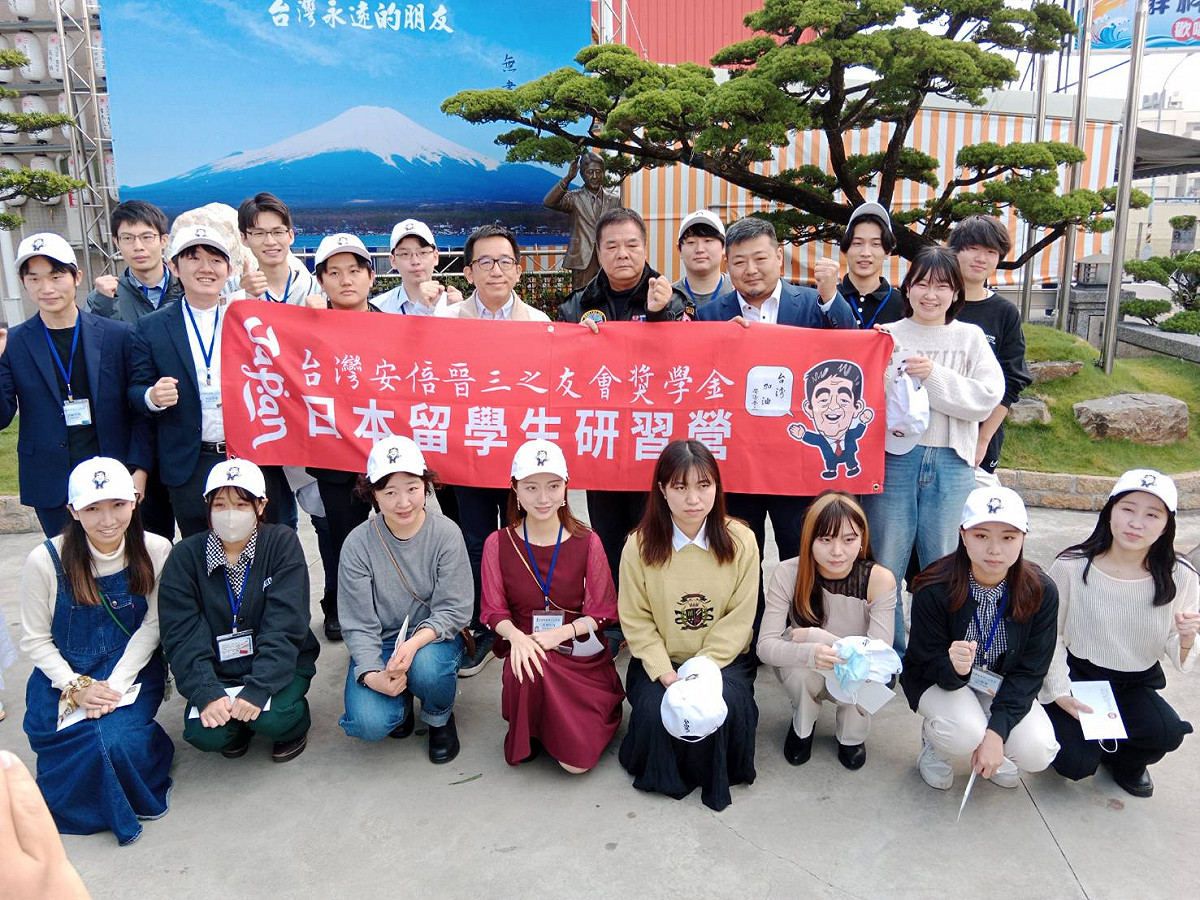 日本留台學生研習營與安倍銅像合影。 圖：孫家銘攝