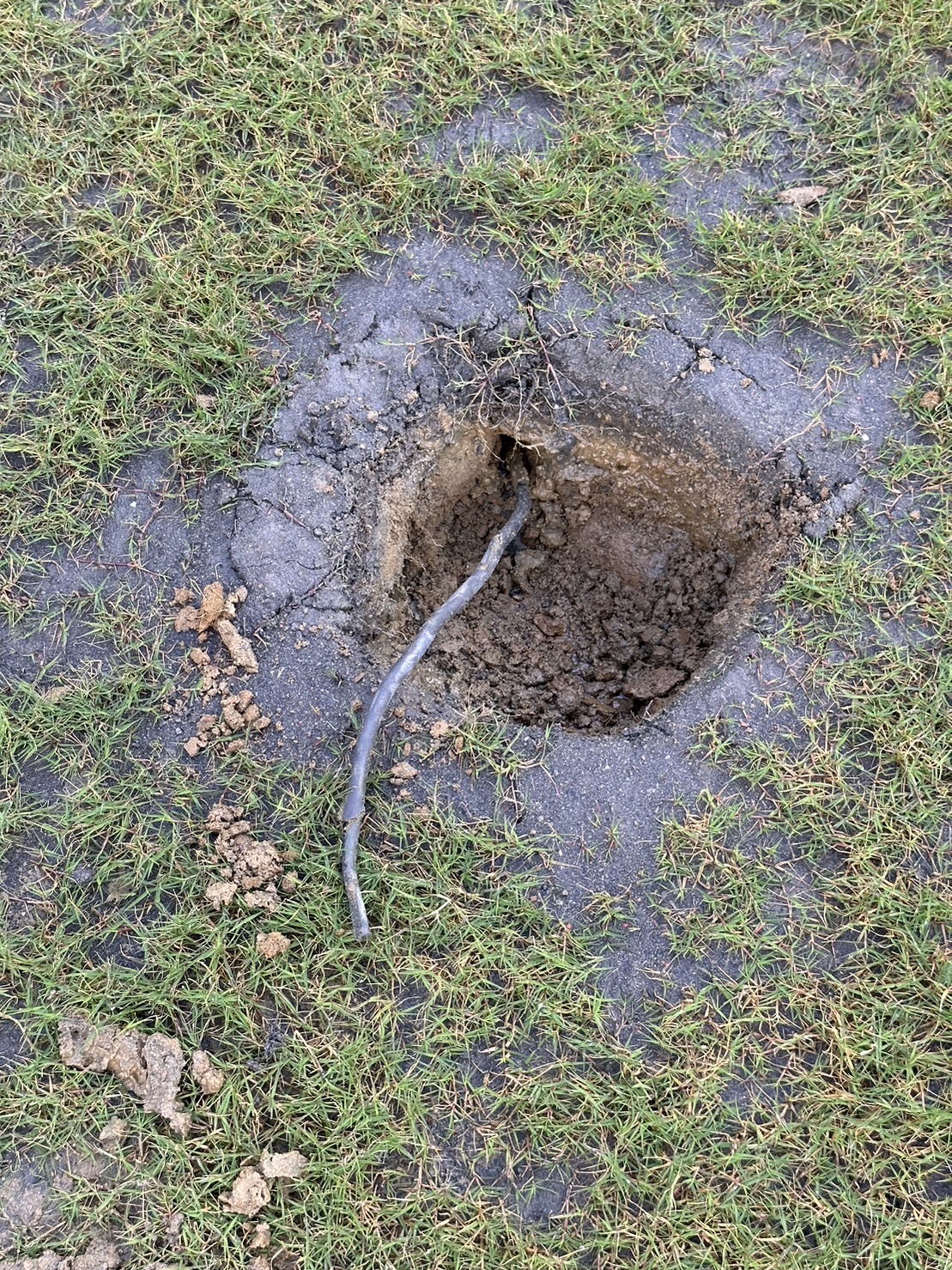 新竹棒球場場勘竟挖到廢土和廢棄電線 圖:翻攝畫面