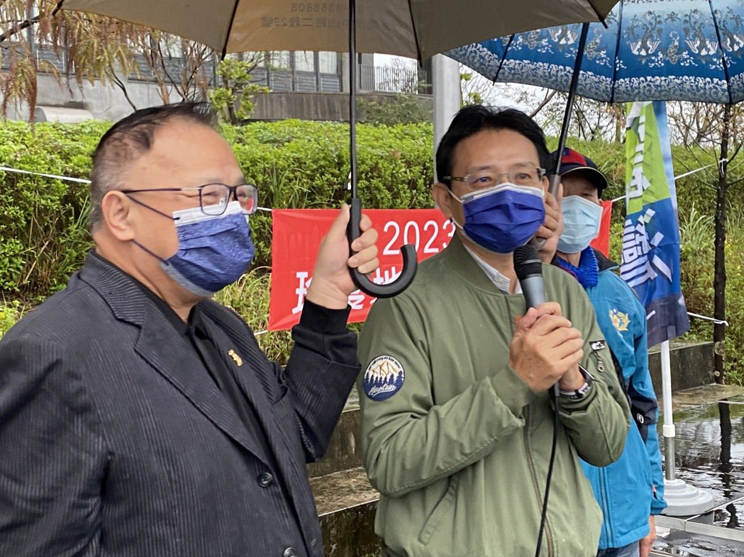經濟部工業局北區工業區管理處執行長王書龍(右)出席利澤生態產區啟動儀式。 圖：翻攝自利澤工業區廠商發展協進會
