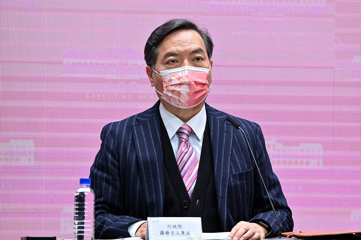 行政院政務委員兼發言人羅秉成今（5）天表示，政府不會用簡訊的方式通知發現金，並已掌握相關情資詐騙集團要用簡訊連結的方式騙民眾，因此，若收到簡訊的話，一定是詐騙集團所發。 圖：行政院提供