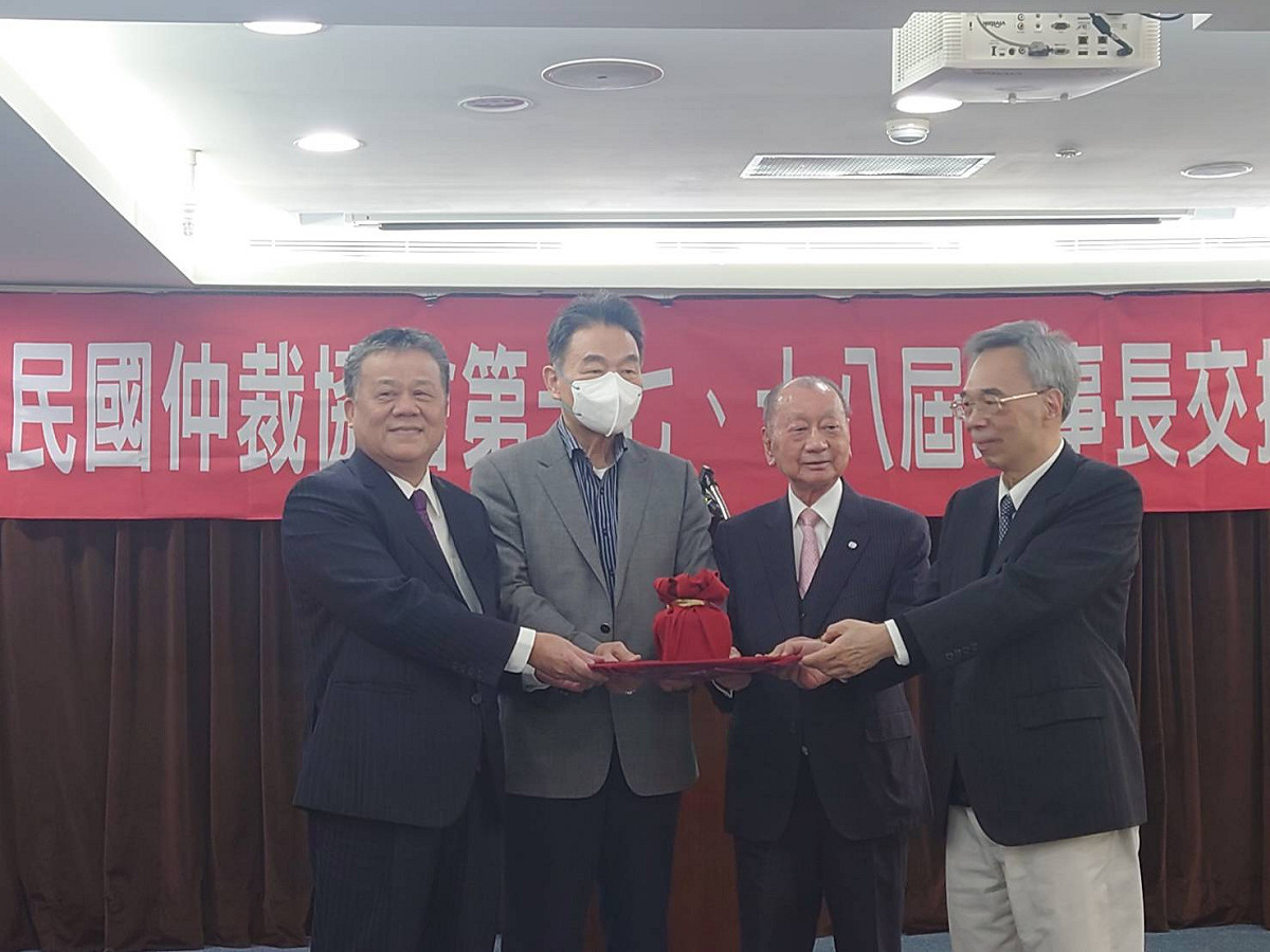 仲裁協會在新、卸任監事會召集人陳煌銘先生與張平沼（右二）先生共同監交下，李復甸敎授將理事長重任交由吳永乾（左一）敎授接棒。 圖／新頭殼攝影