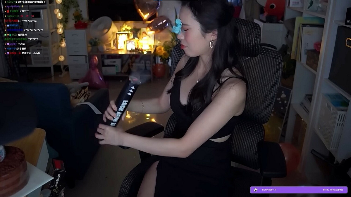赤鬼伯伯準備拉響禮炮慶祝，但禮炮都沒有反應，赤鬼在查看時突然發射，直接正面砲擊她的臉 圖：翻攝自赤鬼伯伯Twitch