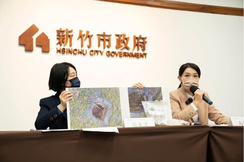 新竹市長高虹安與副市長蔡麗清召開記者會說明新竹市立棒球場問題。 圖：新竹市政府／提供 （資料照）