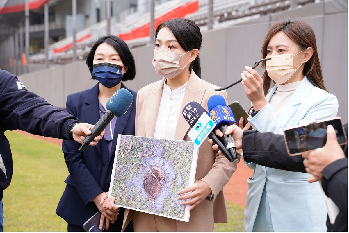 新竹市長高虹安前往新竹市立棒球場檢視球場廢棄物問題。 圖：新竹市政府／提供