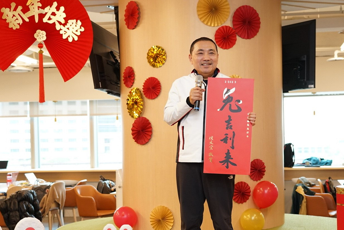 侯友宜分享新出爐的「兔吉利來」國、台語雙語春聯。 圖：新北市秘書處提供