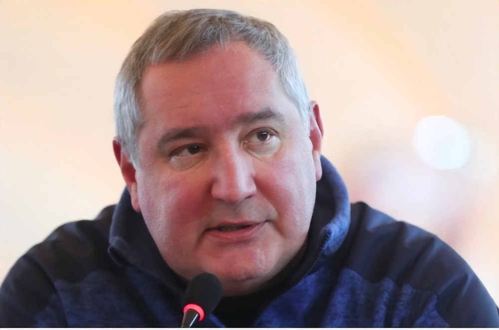 俄羅斯前航太局長羅戈津（Dmitry Rogozin）把身上的「凱薩」火砲碎片送給法國總統馬克宏（Emmanuel Macron）。 圖：翻攝自環亞視頻
