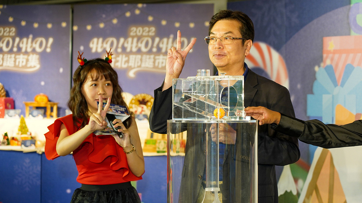 111年9月1日至111年12月31日在新北單筆消費滿300元，登錄發票就有機會抽中抽百萬露營車。 圖：新北市經發局提供