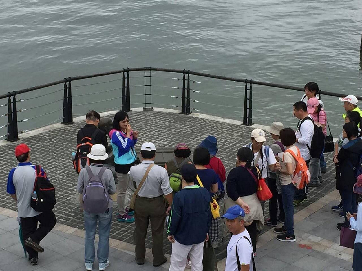 李秀治傳承親人服務理念，擔任 淡水漁人碼頭志工導覽逾20年。 圖：新北市漁業處提供