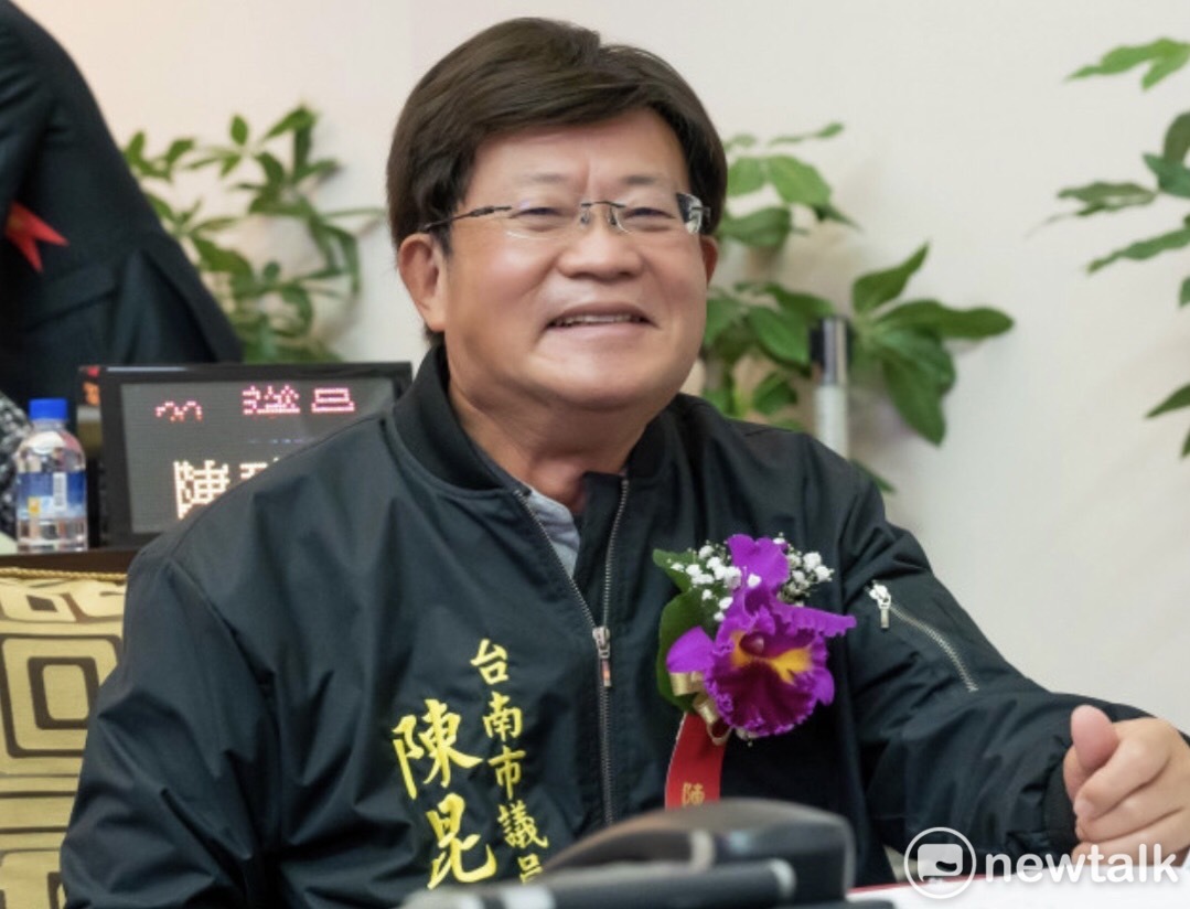 台南市議會無黨團結聯盟新任總召陳昆和表示，從88槍案、爐碴案起訴、經發局長陳凱凌被收押、到黑金、黑道介入台南議長選舉，「我們的黃偉哲市長扮演什麼角色呢？」「台南到底還有沒有市長？請大家協尋黃偉哲。」 圖：黃博郎／攝