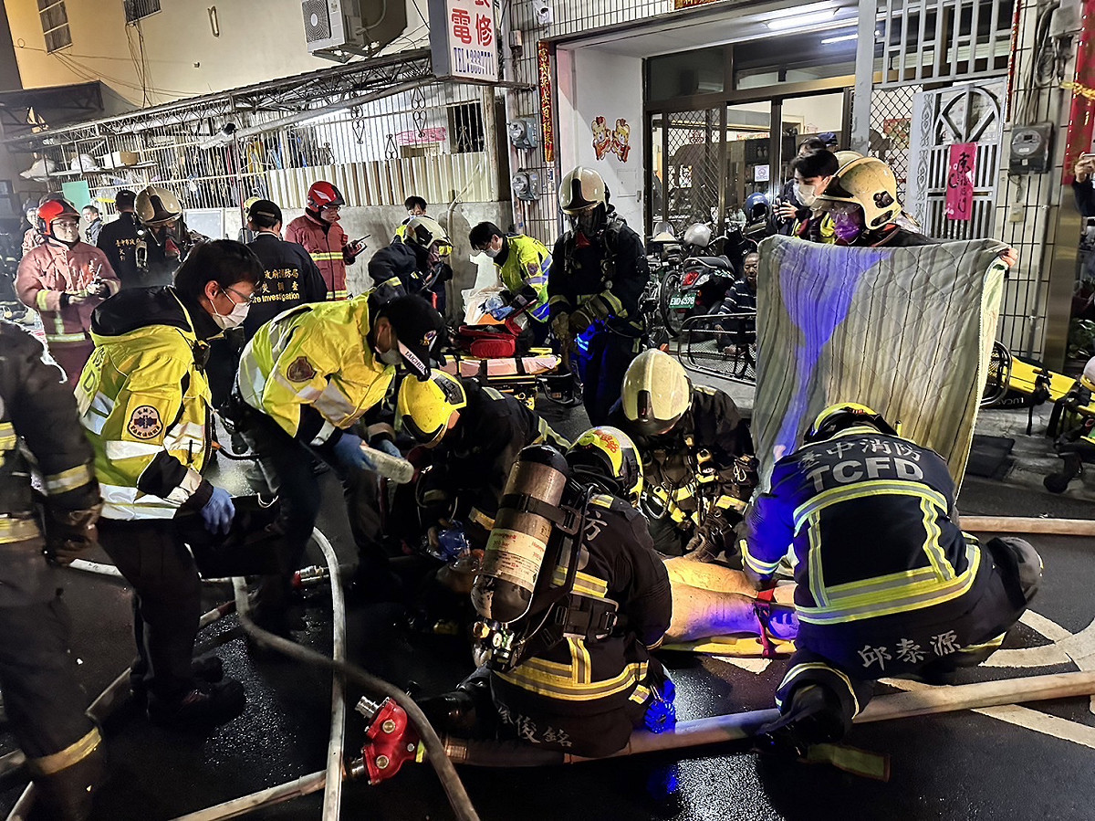 消防隊員救出屋內5人，但均無生命跡象。 台中市消防局/提供