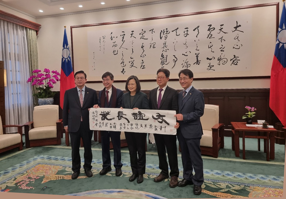 先前韓國會副議長鄭宇澤（左起）率團訪台，「韓台議員親善協會」會長趙慶泰、前總統蔡英文、韓國民力量議員李達坤與共同民主黨議員李元旭在總統府合照。 圖：翻攝自李達坤臉書（資料照）