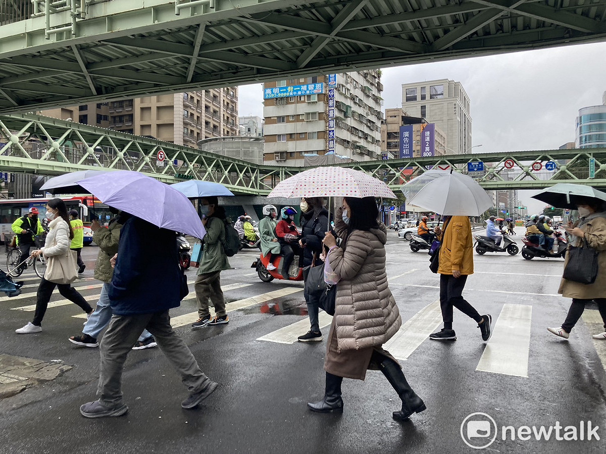 氣象專家吳德榮表示，晚間大陸冷氣團影響，加上入夜「輻射冷卻」加成，迅速轉冷，北台灣低溫下探11度。 圖：林岑韋／攝（資料照）
