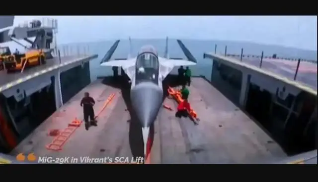 米格-29K在「超日王號航空母艦」升降機中，機翼要先摺疊。 圖：翻攝科羅廖夫（資料照）