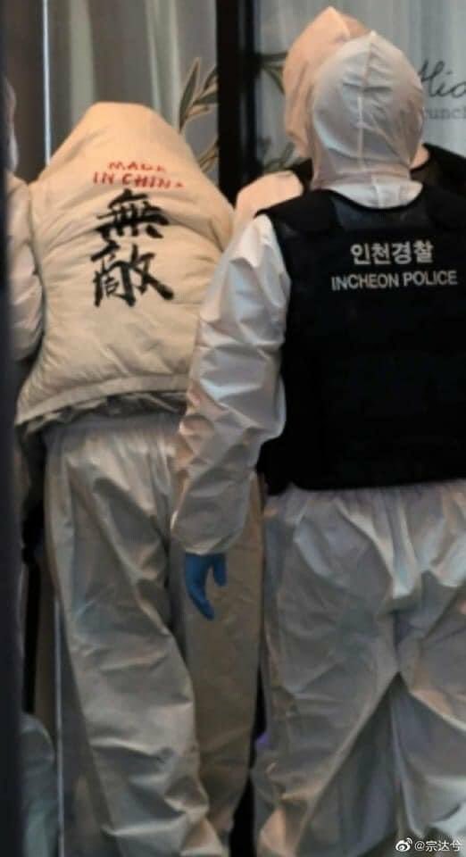 入境南韓的確診中國籍旅客，逃跑後被警方逮捕，衣服上寫有「Made in China 無敵」字樣（左）。 圖：翻攝自馬聚推特(資料照片)