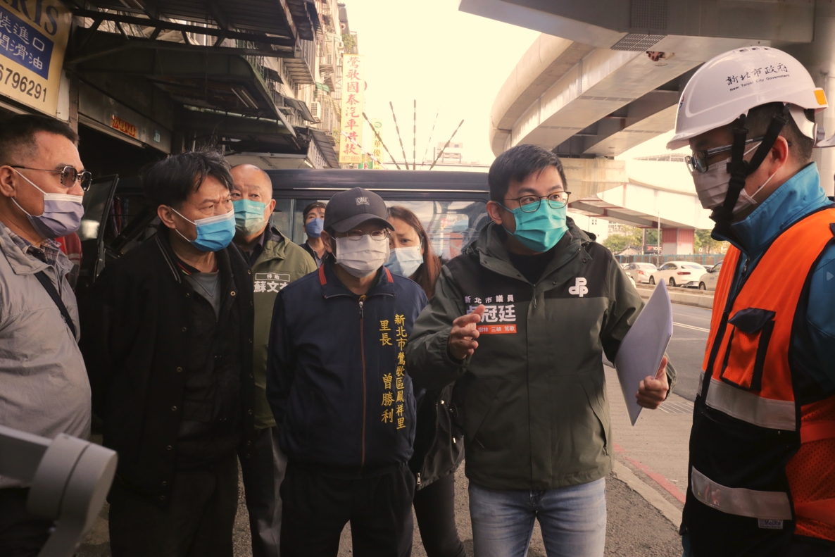 新北市議員卓冠廷卻接獲陳情，民眾家門口就直接被捷運出口擋住。 圖／卓冠廷辦公室提供