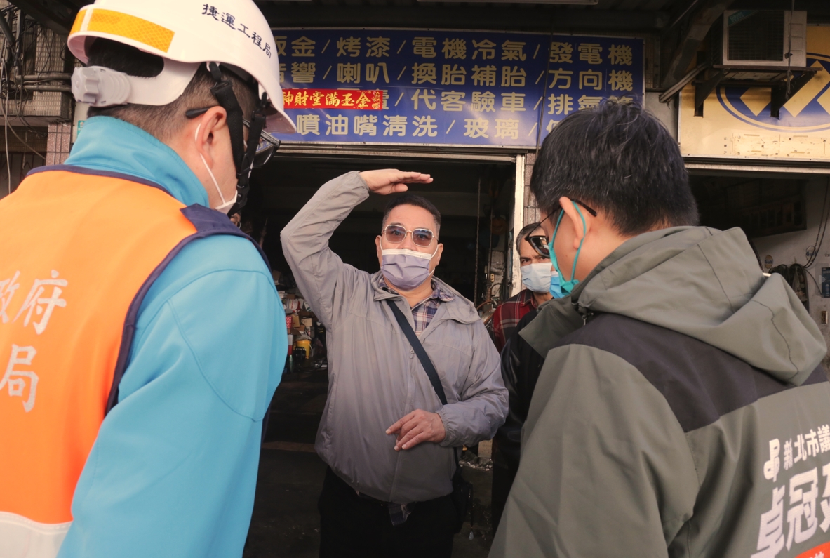 電扶梯及樓梯完全擋住一樓店面，不僅行走動線受影響，屋主也擔心店面生意受到衝擊。 圖／卓冠廷辦公室提供