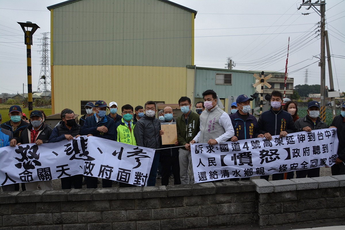 國四清水段與臨港路口發生重大事故，立法院副院長蔡其昌與多位市議員到場會勘，民眾持布表達憤怒心聲。  圖 : 蔡其昌辦公室/提供