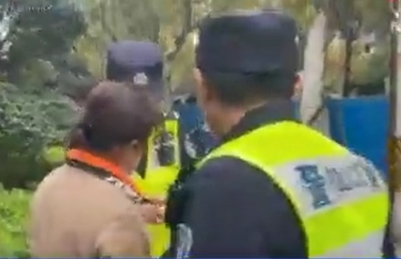 白紙革命後，中國警察除了隨意查看民眾手機外，也抓捕了不少抗議學生與市民。 圖:翻攝自推特
