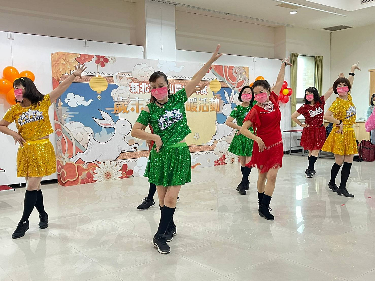 領航銅獎-金健康舞蹈協會帶來精彩表演。 圖：金山區公所提供