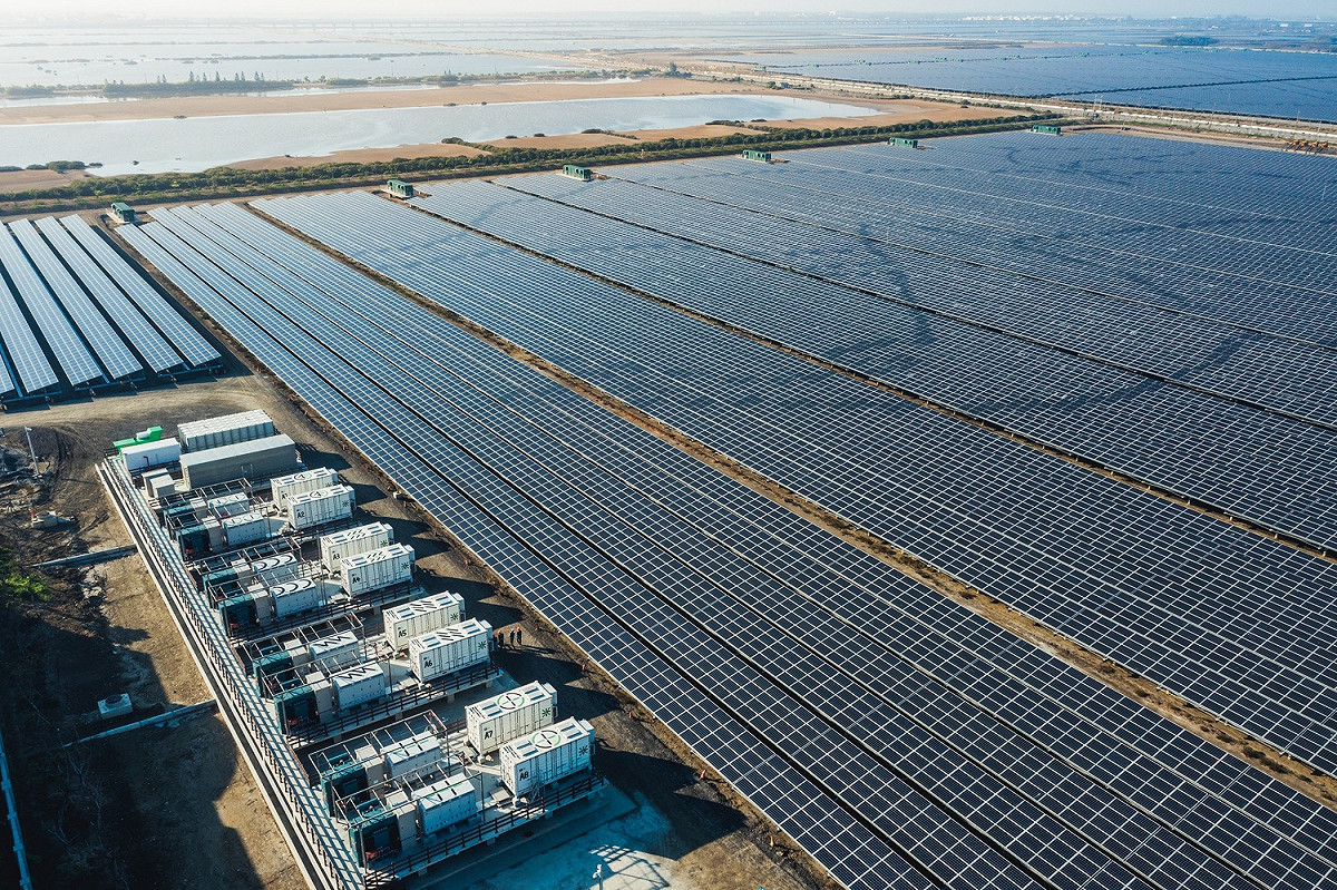 台電建置裝置容量20MW的儲能系統，總儲電量達2萬度，等同可提供4萬個家庭用戶1小時用電。啟用後，除是首座光儲合一系統，也成為全台最大儲能系統。 圖：台電／提供