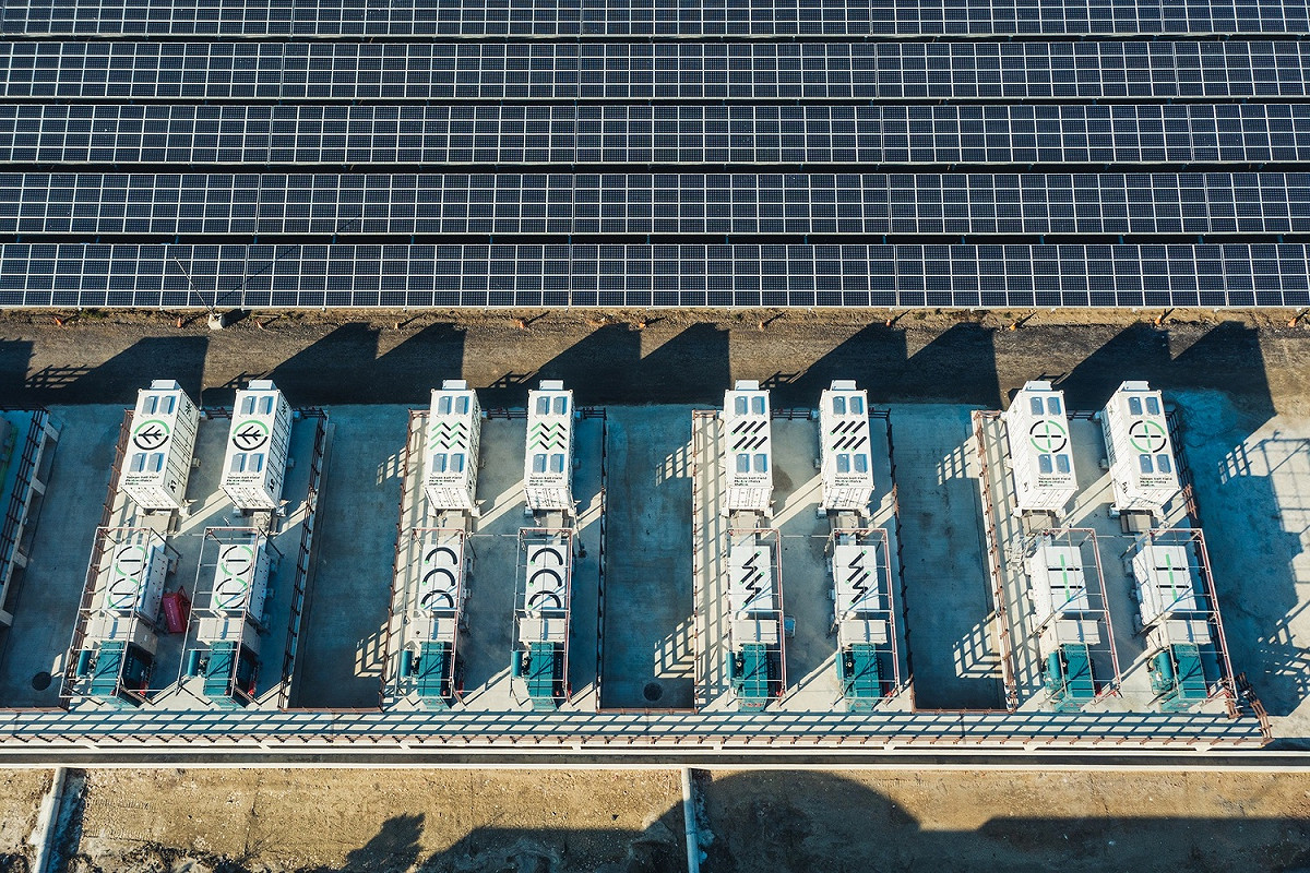 儲能系統具有快速充放電特性，可協助調節太陽光電發電併入電網，減少系統波動、維持電網穩定。 圖：台電／提供