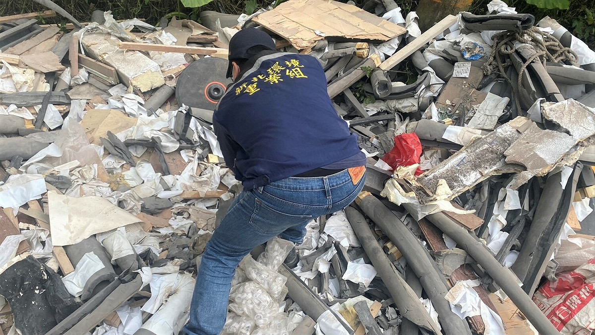 環保局破獲於林口頂福山區非法棄置案。 圖：新北市環保局提供
