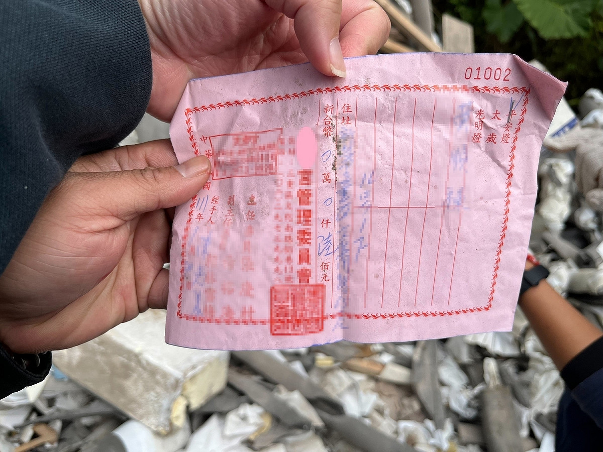 環保局憑廢棄物中找到的點平安燈個資破獲非法棄置案。 圖：新北市環保局提供