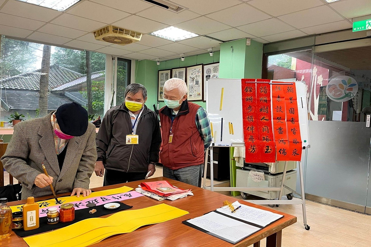 民眾近距離欣賞書法藝術的獨特之美並感受傳統節日的喜悅。 圖：林金豊提供